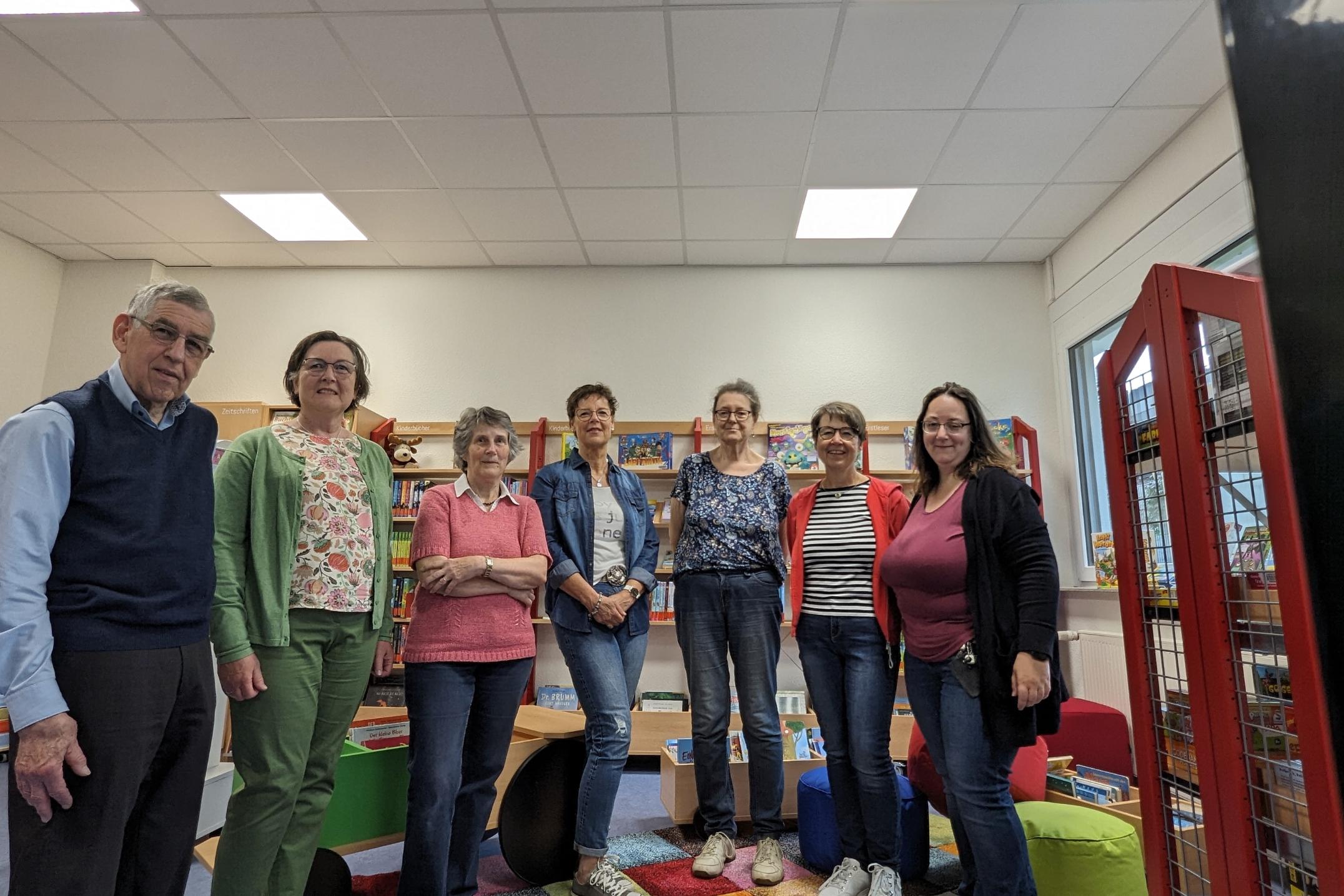 Teilnehmende des Treffens des Büchereirings in der KÖB Bad Salzig (v. l. n. r.): Franz Müller, Sabine Wieprecht, Helga Becker, Gaby Rech, Angelika Lansen, Elke Nick, Alexandra Bock.